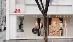 13 HM - 홍대점 측면